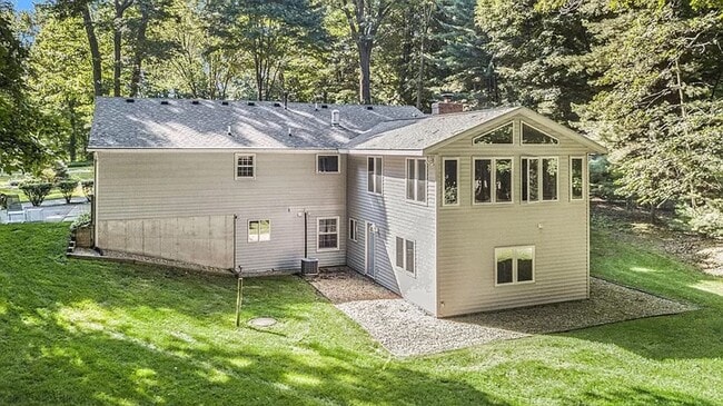 Building Photo - Beautiful 3BD/2.5BA Ranch in Park-like Set...