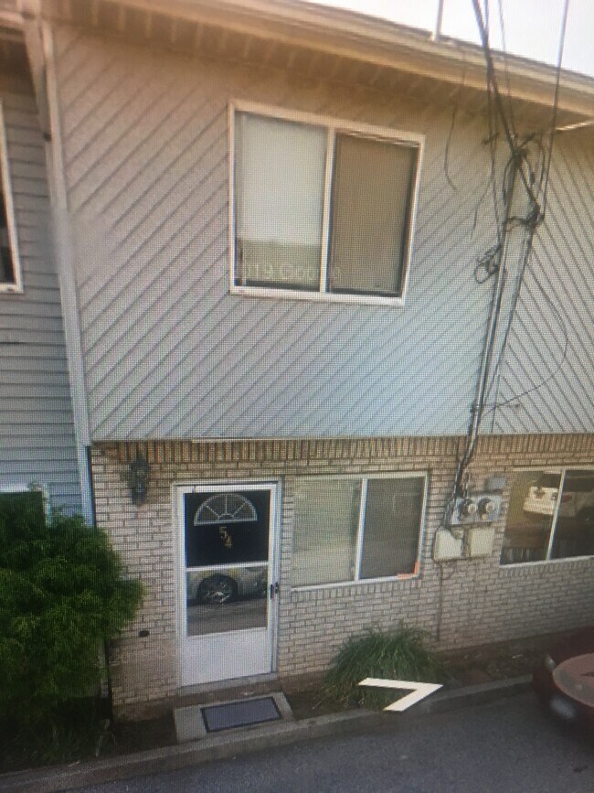 2 Bdrm 1.5 bath Townhouse with assigned parking, enclose backyard on a private dead end street. - 54 Walker Dr