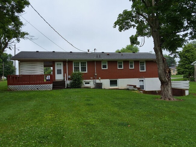 Foto del edificio - Beautiful 3 Bed, 2 Bath with walk out fini...