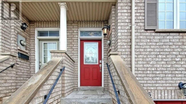 Building Photo - 2106 Glenhampton Rd
