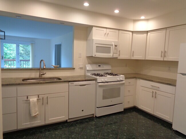 Foto del edificio - 560 Silver Sands Rd