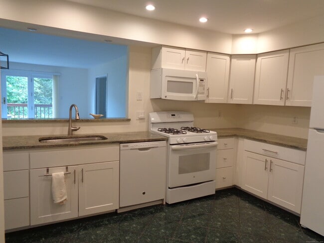 Building Photo - 560 Silver Sands Rd