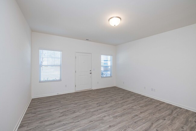 Foto del edificio - 2 Bedroom Townhome Main Street Pineville -...