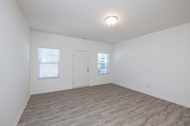 Building Photo - 2 br 2.5 ba townhome, close to dining and ...