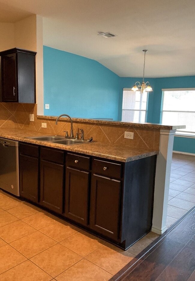 Foto del edificio - NEW IN MANAGEMENT - AVAILABLE NOW!