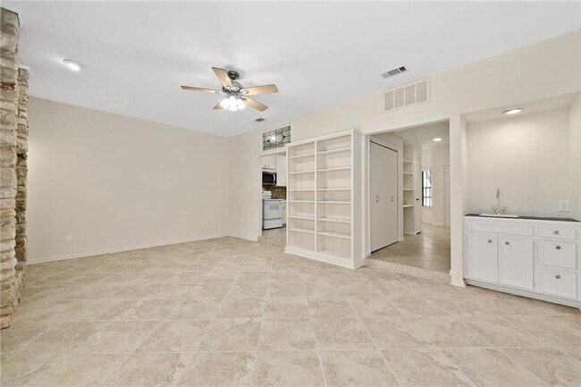 Foto del edificio - 2201 Lakeway Blvd