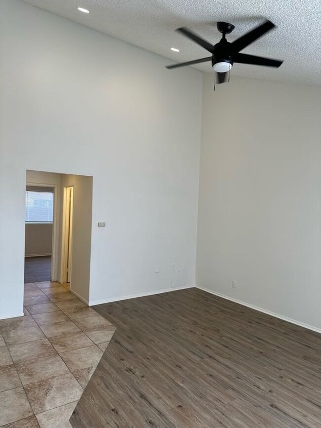 Building Photo - Newly Upgraded 2BD/2BA Apartment Home. Hur...