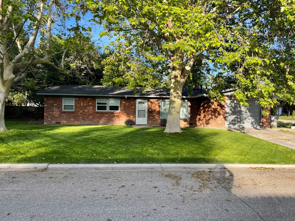 Primary Photo - 2908 Meadowbrook Dr