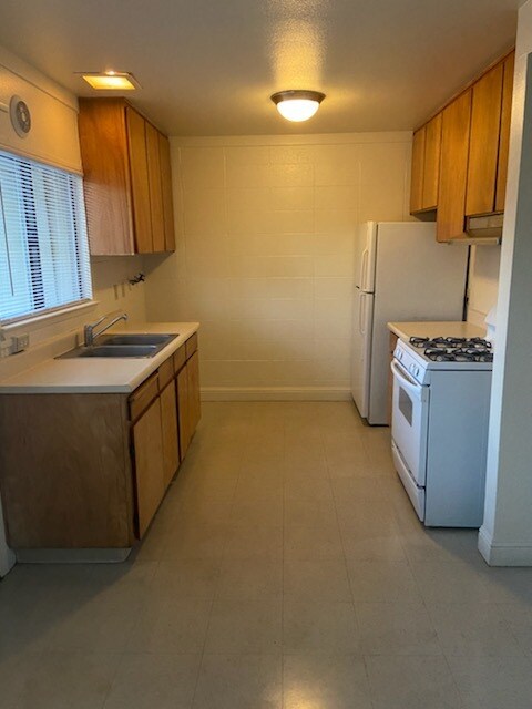 4 BDR Kitchen - 806 E Lingo Ave