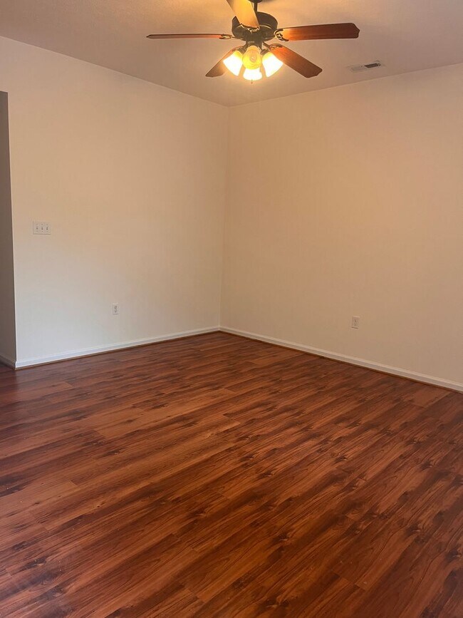 Foto del edificio - Beautiful townhouse in Evington! Close to ...