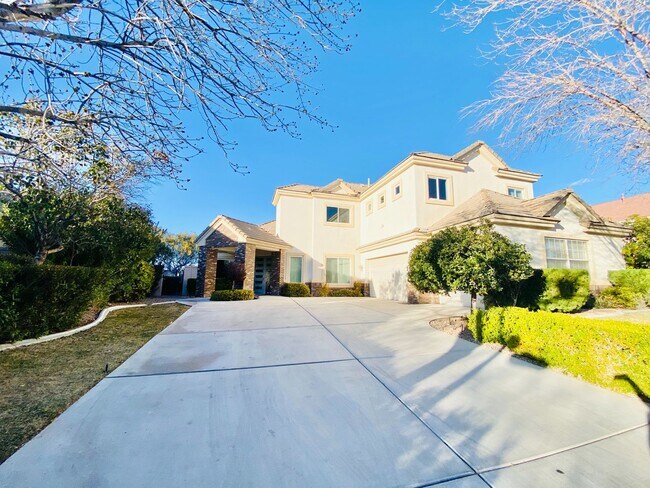 Foto del edificio - Beautiful 2 Story home in Queensridge guard gated community with spacious 5 bedrooms & 4 bathroom...
