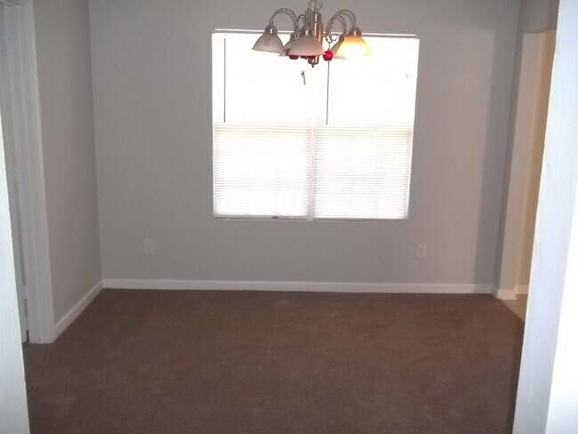 Foto del edificio - Freshly painted and new flooring in this 4 Bedroom 2 and Half Bath home. Covered front porch with...