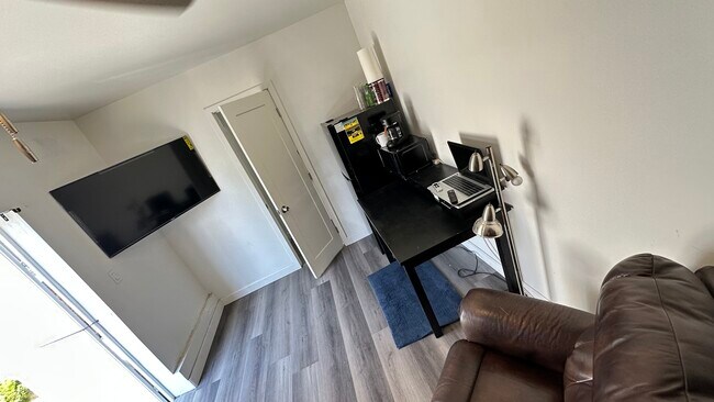 Foto del edificio - 11420 Cedar Ave