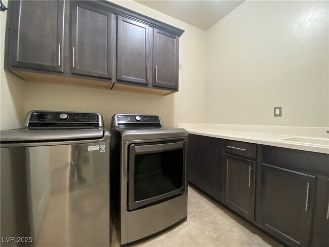 Foto del edificio - 9075 Tiffany Oaks Ave