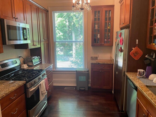 Foto del edificio - Lovely first floor 2 bedroom unit