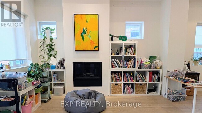 Photo du bâtiment - 1043 Logan Ave