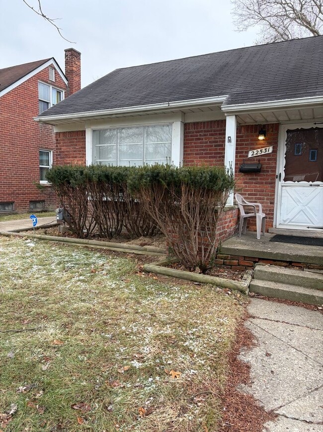 Building Photo - 3 bedroom 1 bath Ranch with basement