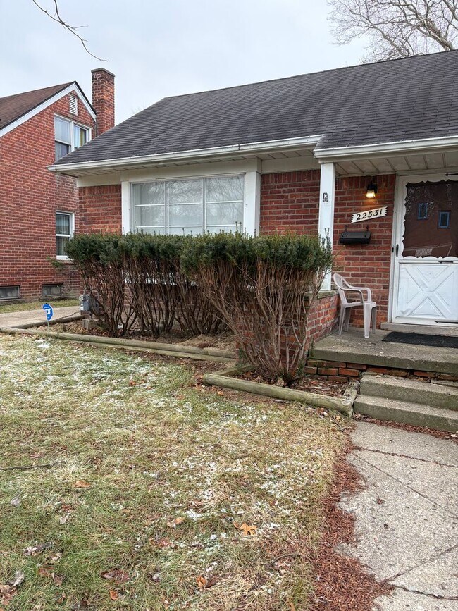 Foto del edificio - 3 bedroom 1 bath Ranch with basement