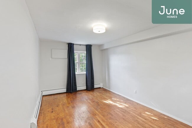 Building Photo - ROOM ONLY in 2-bed/1.0-bath Home