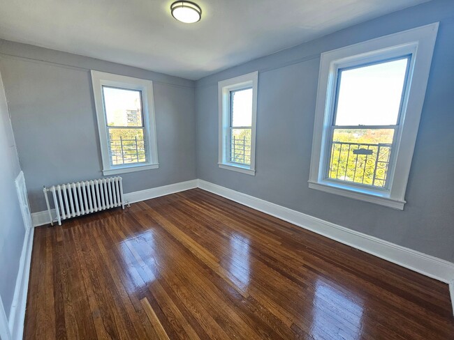 Building Photo - 758 Jersey Ave