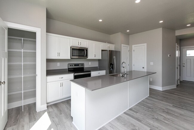 Foto del edificio - "Modern Comfort: A Stylish Two-Story Retre...