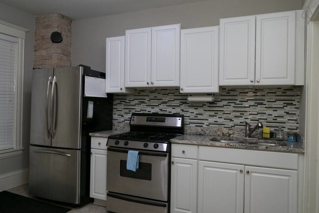 Building Photo - 2117 University Ave NE