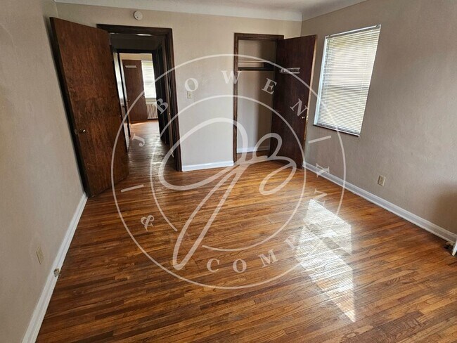 Foto del edificio - "Charming 2 Bedroom Rental with Hardwood F...