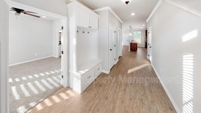 Building Photo - 902 Montclair Ave