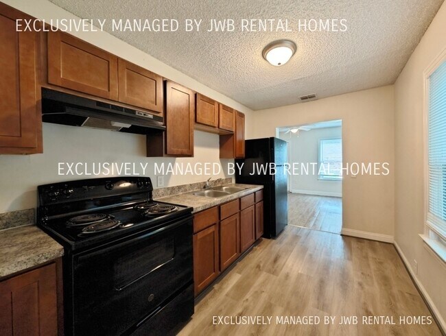 Building Photo - 653 Melba St
