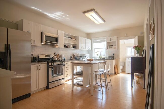 Building Photo - Modern and Cozy Victorian Condo with Backyard