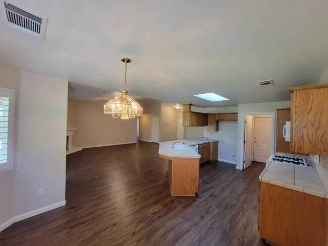 Foto del edificio - 3 Bedroom 2 Bathroom coming in July! Annie...