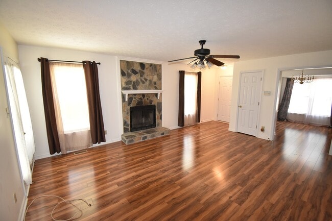 Building Photo - COMING SOON~3 Bedroom and 2 Bath Home (No Pets)