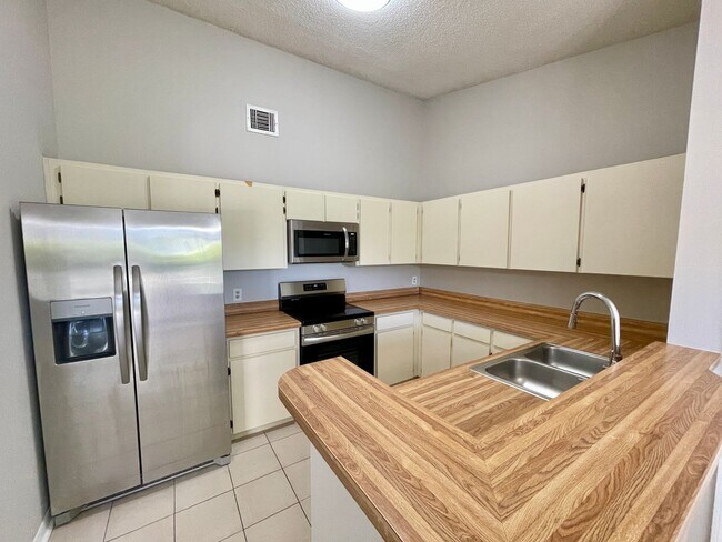 Building Photo - Cute 2/2 Townhouse in Great Winter Park Lo...