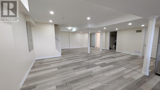 Photo du bâtiment - 120 Morden Dr