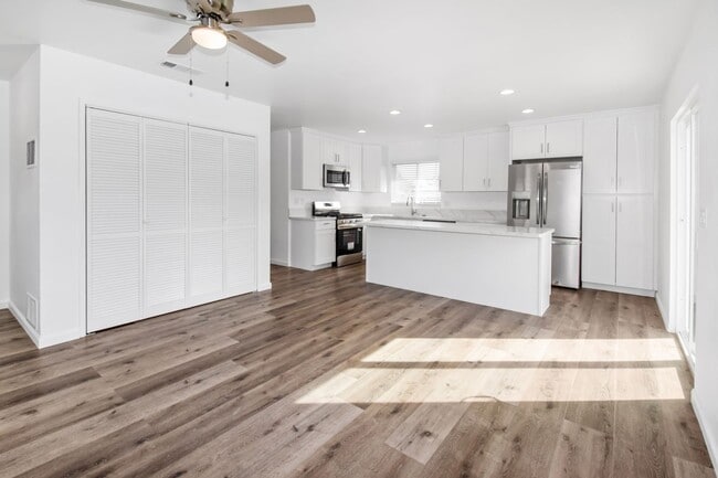 Building Photo - Updated IB Bungalow with Private Yard