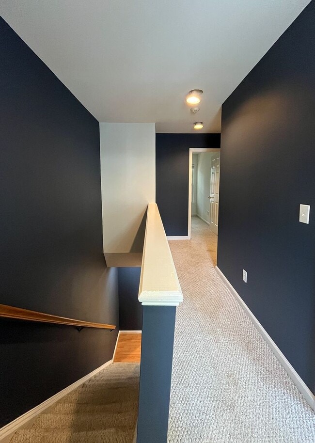 Building Photo - 3BD/2.5BA Townhouse - Hydraulic Rd.