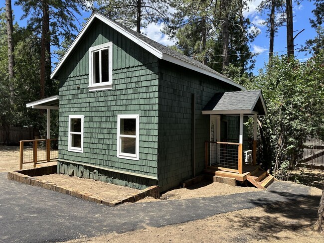 Building Photo - Renovated 2 bedroom cabin