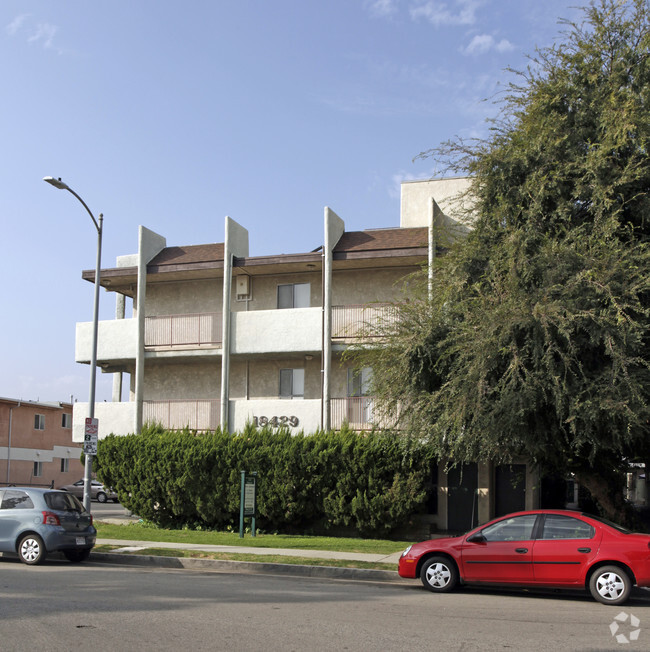 Foto del edificio - 37 unit building close to CSUN!