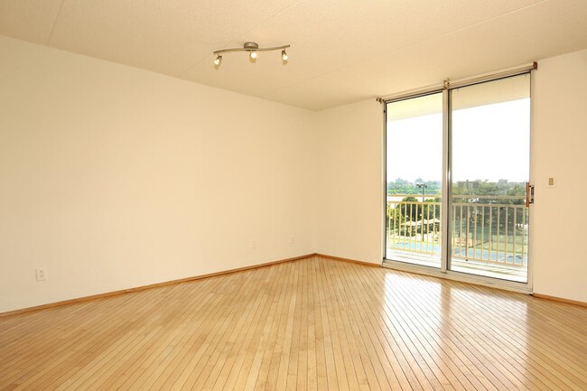 Building Photo - 1055 River Rd