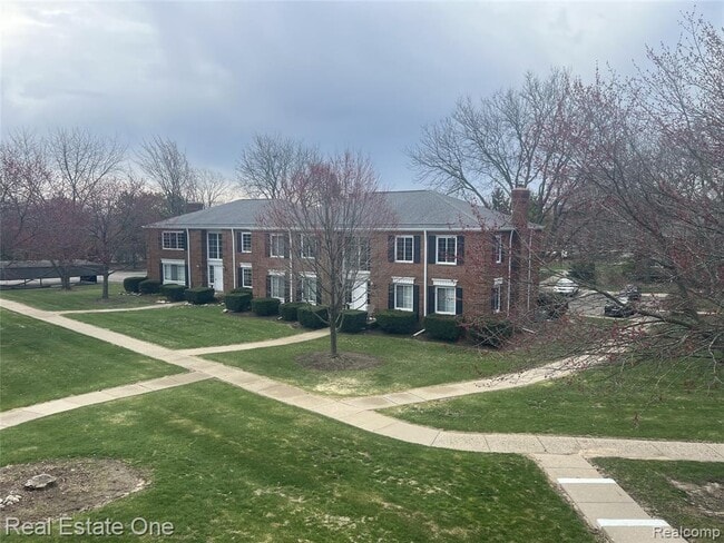 Building Photo - 780 E Fox Hills Dr
