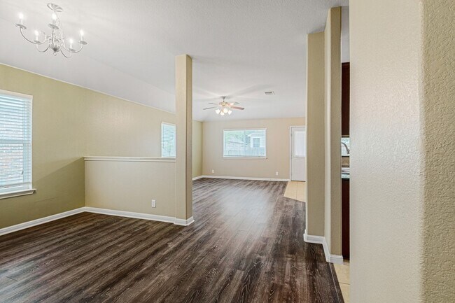 Building Photo - Spacious 4 Bedroom 2 Bath Home in Pioneer ...