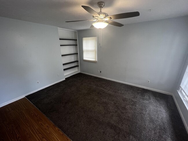 Foto del edificio - 9616 Elm Lake Dr