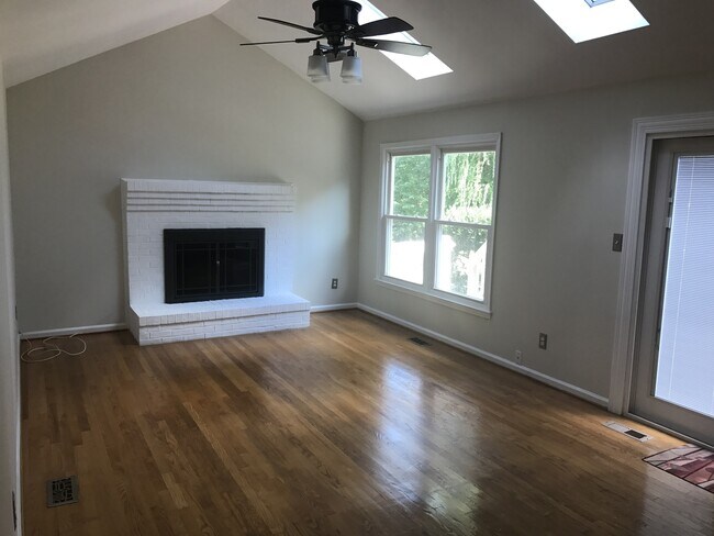 Foto del edificio - SPACIOUS SINGLE FAMILY HOME WITH 2 CAR GAR...