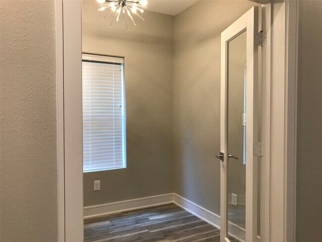 Foto del edificio - 1111 Edwards St