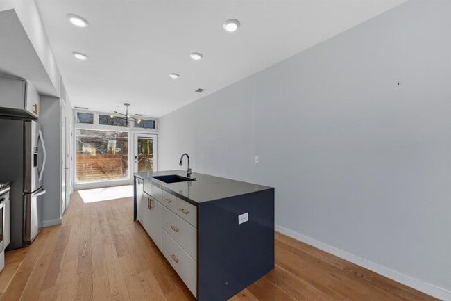 Building Photo - 2002 E 7th St