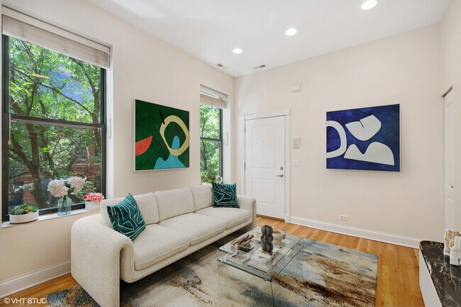 Foto del edificio - 2329 N Oakley Ave