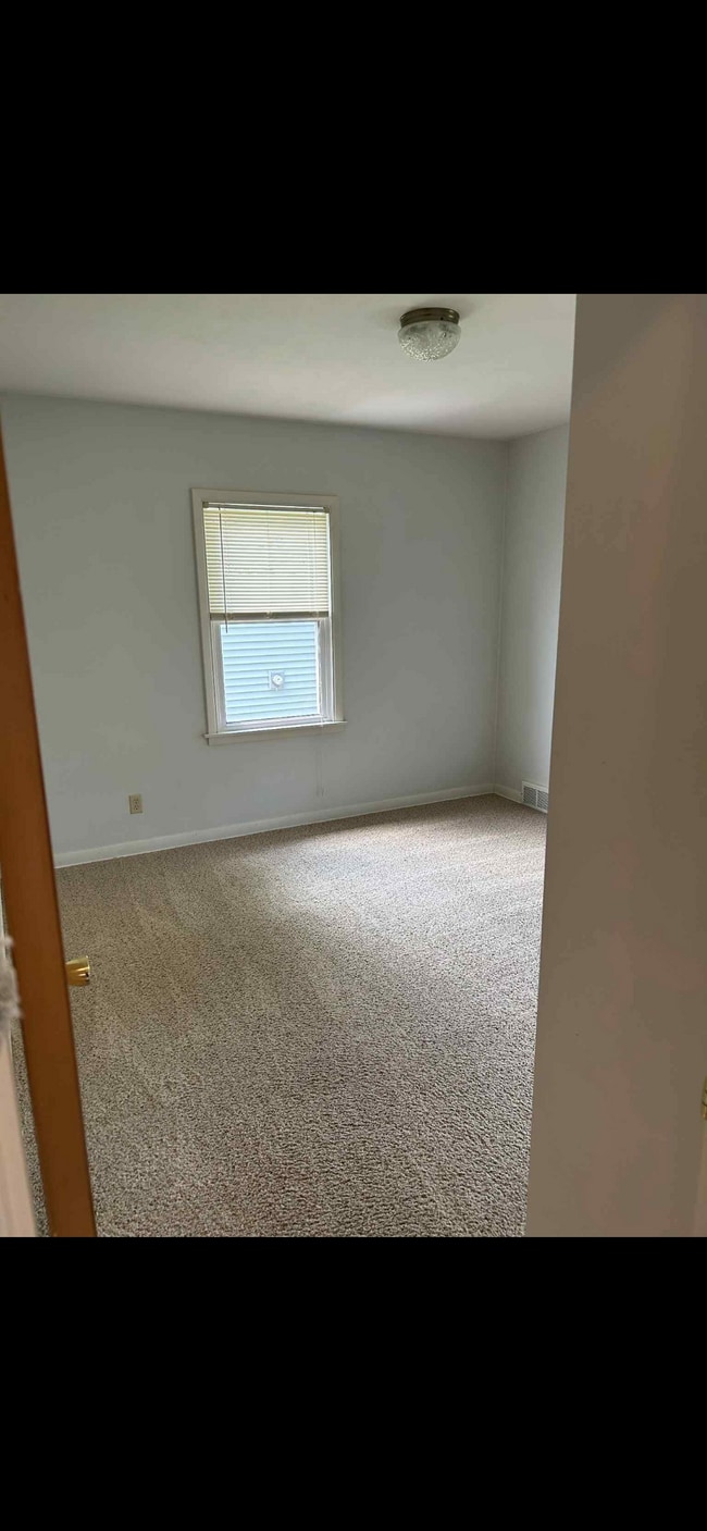 1st Bedroom with closet - 3424 Marquette St
