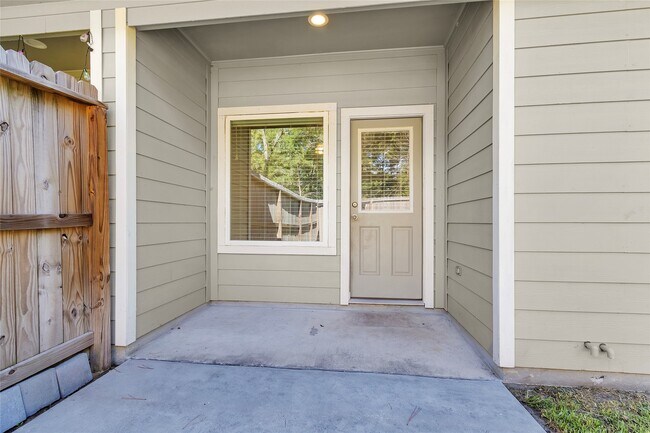 Building Photo - 15841 Beechnut Dr