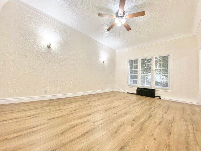 Foto del edificio - 706 S. Normandie Ave. Los Angeles, 90005