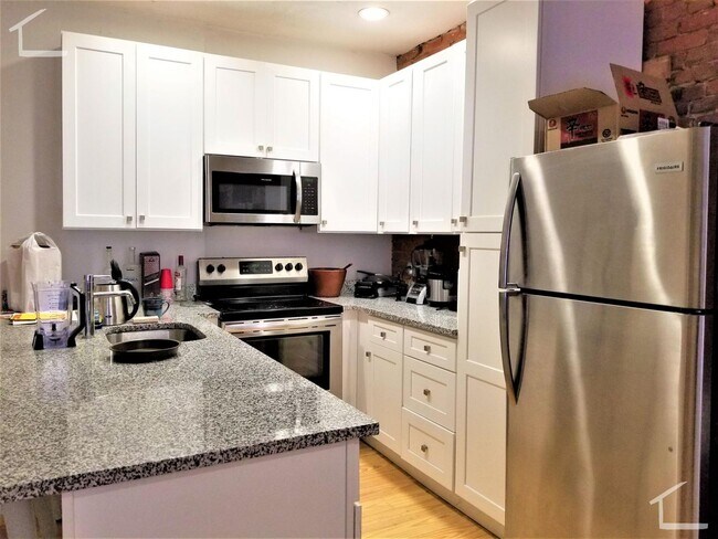Building Photo - 9/1/26 No Fee! Renovated 4BR near Northeastern, heat/hot water inc!